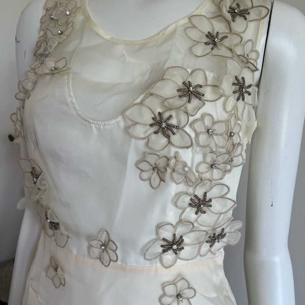 Elegant Floral Embroidered Dress - Picture 2 of 5